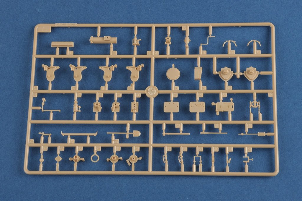 Hobby Boss 83894 French R35 with FCM turret tank 1/35 – obrázek 8