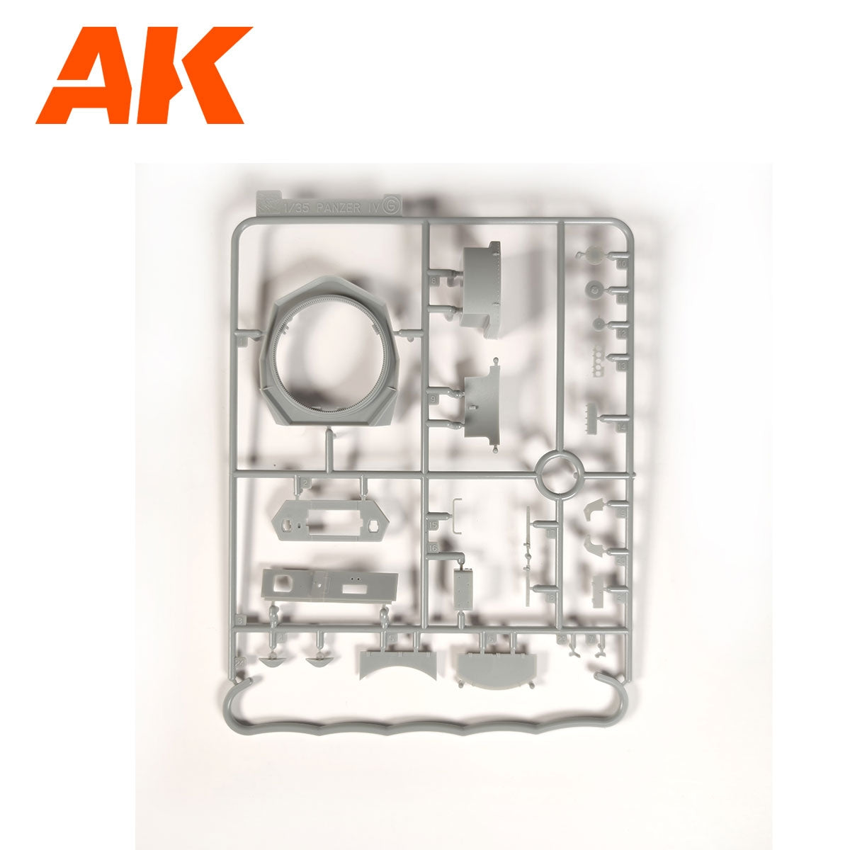 AK Interactive AK35504-B PZ.KPFW.IV AUSF.D AFRIKA KORPS + 5 FIGURES GERMAN TANK CREW AFRIKA KORPS 1/35 – obrázek 14