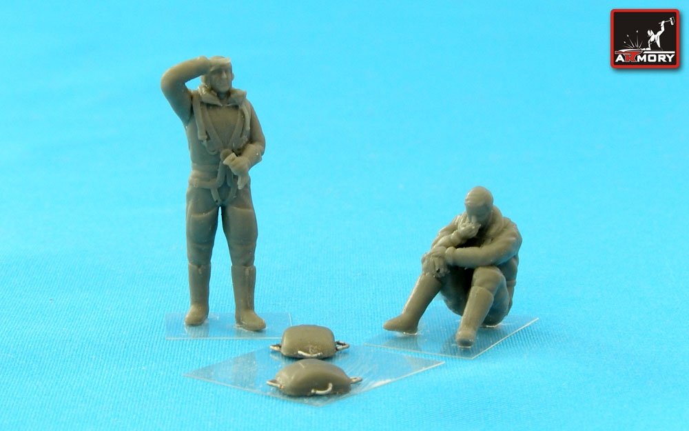 Armory Models F7224c RAF WWII crewmen in high altitude outfit – “Waiting…” 1/72 – obrázek 2