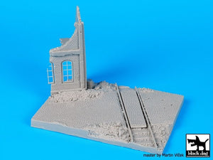 Black Dog D72018 Ruined house with railway crossing base 1/72 – image 6