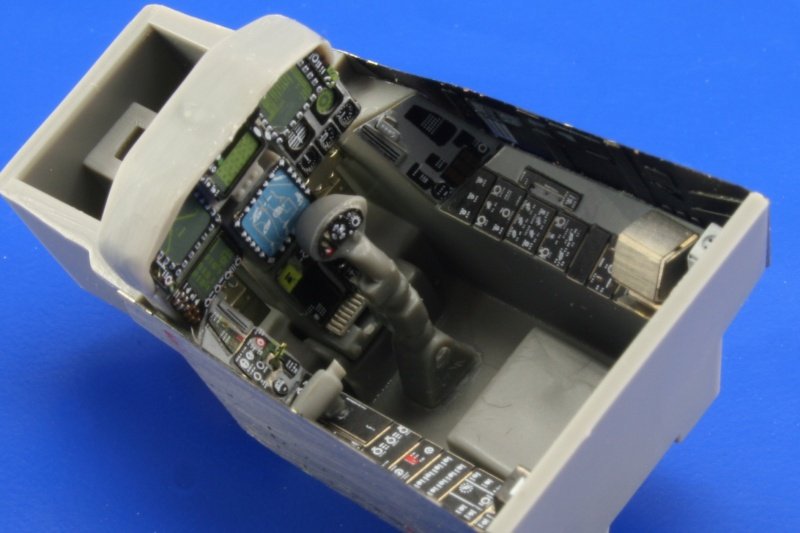 Intérieur du F-18E Eduard FE344 REVELL 1/48 – image 4