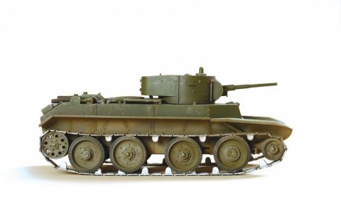 Zvezda 3545 BT-7 Soviet tank 1/35 – image 4