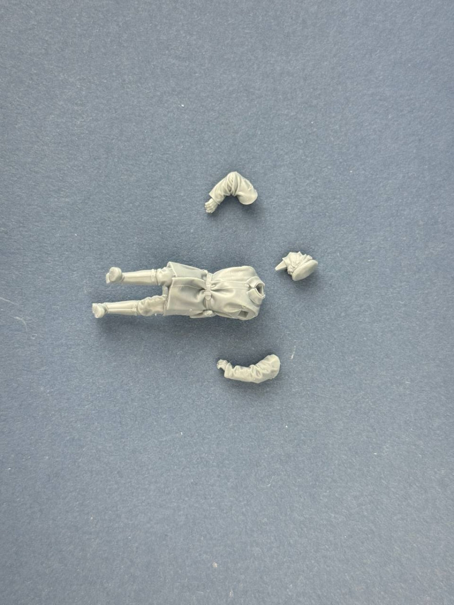 Copper State Models F35-062 British Dispatch Rider pushing his motorcycle (motorcycle not included) 1/35 – image 4