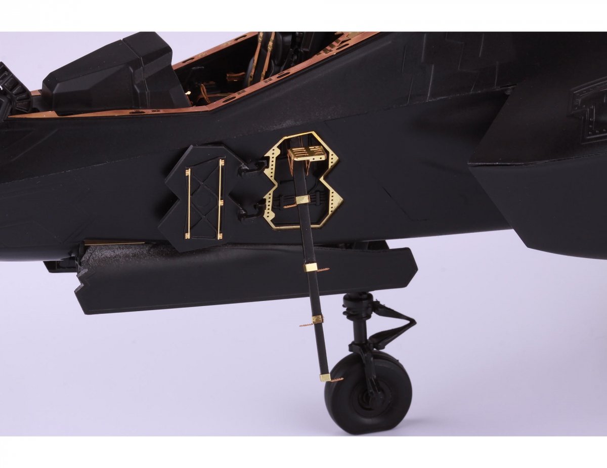 Eduard 32405 F-35A wheel bays &amp;amp; bomb bays F-35A wheel bays &amp;amp; bomb bays ITALERI 1/32 – immagine 2