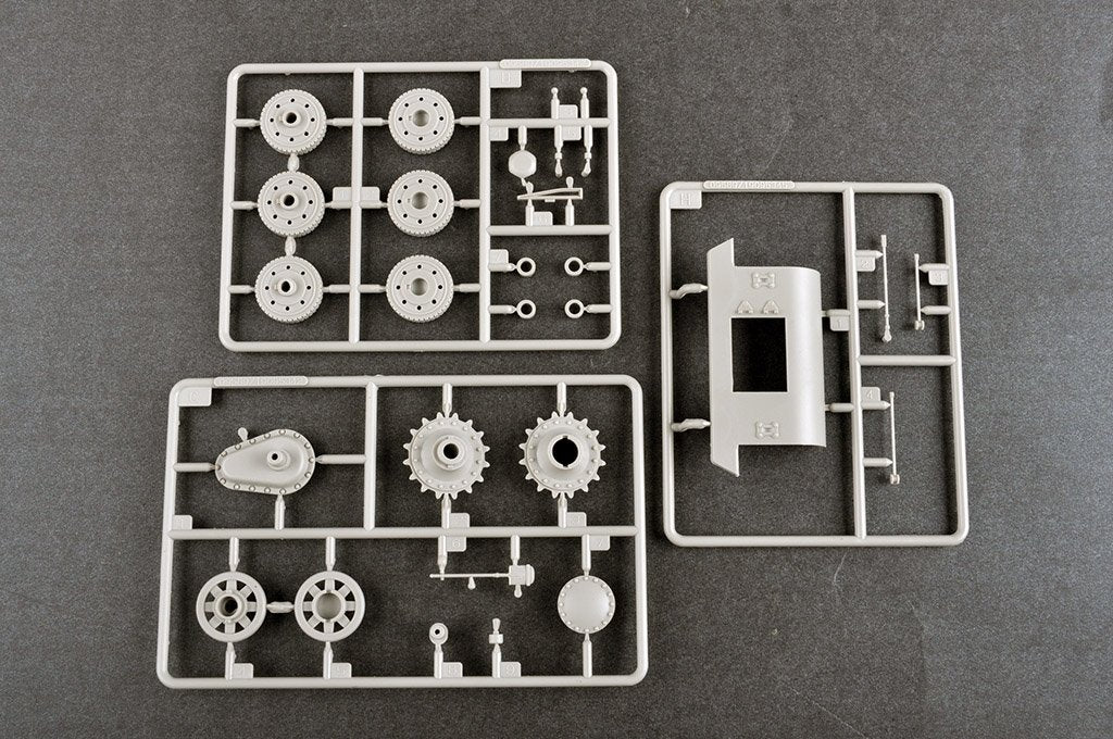 Trumpeter 09591 Soviet T-100Z Heavy Tank 1/35 – image 11