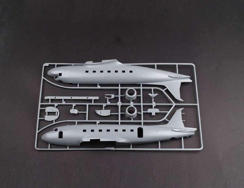 Trumpeter 02829 C-48C Skytrain Transport Aircraft 1/48 – image 9