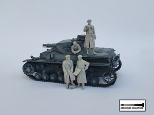 Ardennes Miniature 35045 GERMAN PANZER COMM. AND CREWMAN WW2 1/35 – obrázek 2