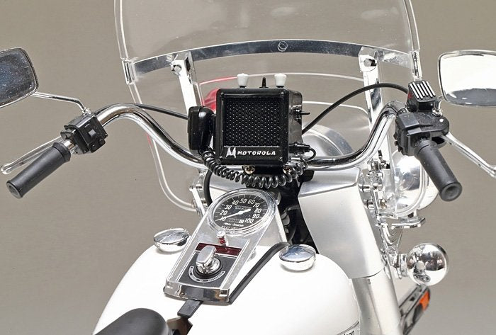Tamiya 16038 Harley Davidson FLH1200 - Police Bike 1/6 – image 5