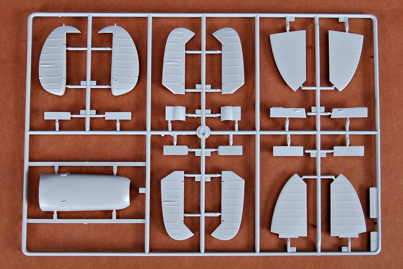 Trumpeter 02413 Spitfire MK.VI 1/24 – obrázek 9