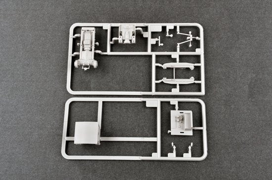 Trumpeter 07111 Russian ChTZ S-65 Tractor with Cab 1/72 – image 3