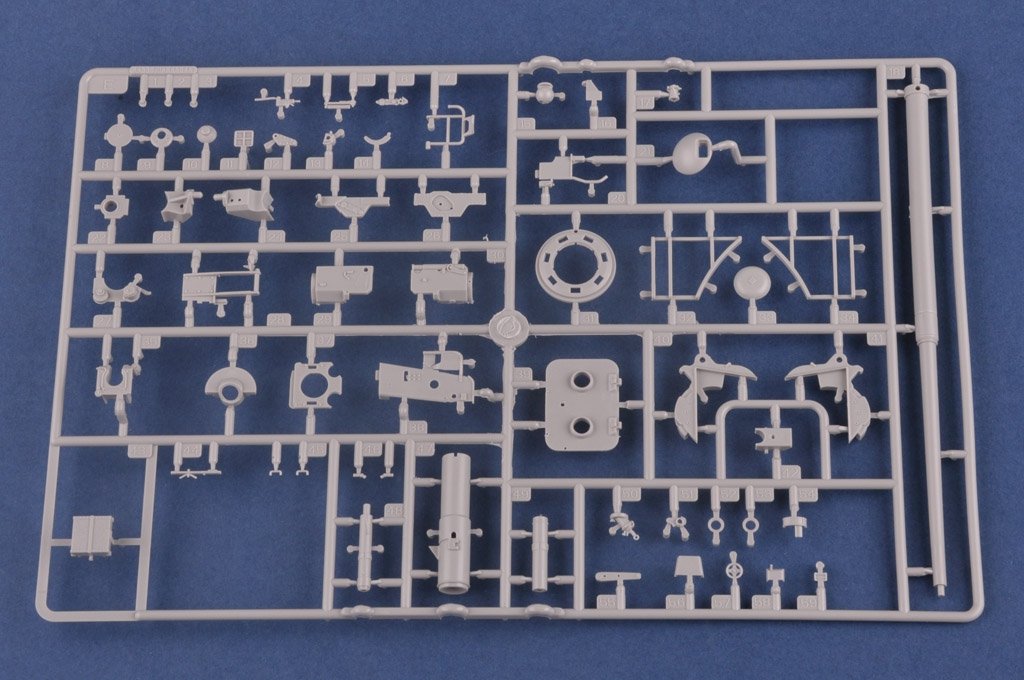 Hobby Boss 84533 Pz.Kpfw.VI Sd.Kfz.182 Tiger II (Henschel July-1945 Production) 1/35 – image 8