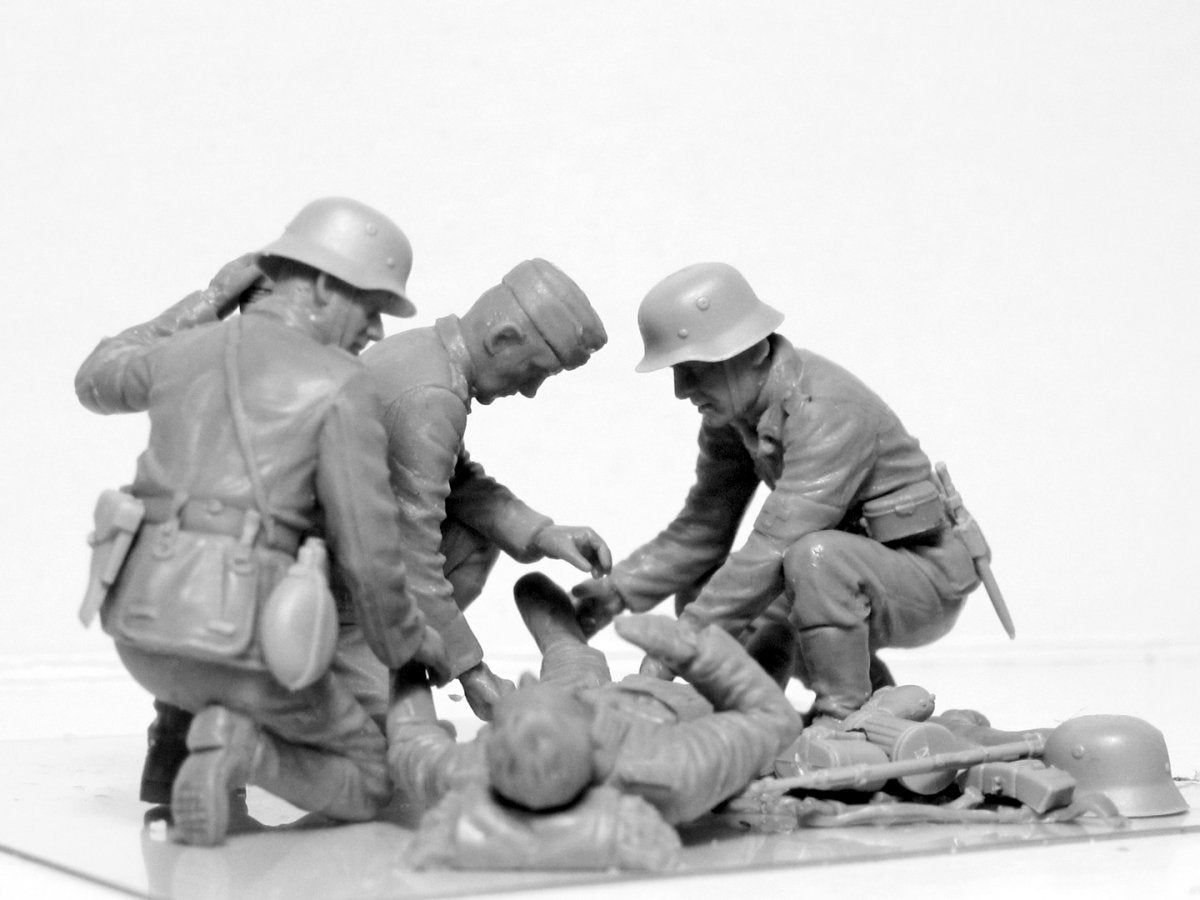 ICM 35620 WWII German Military Medical Personnel 1/35 – image 3