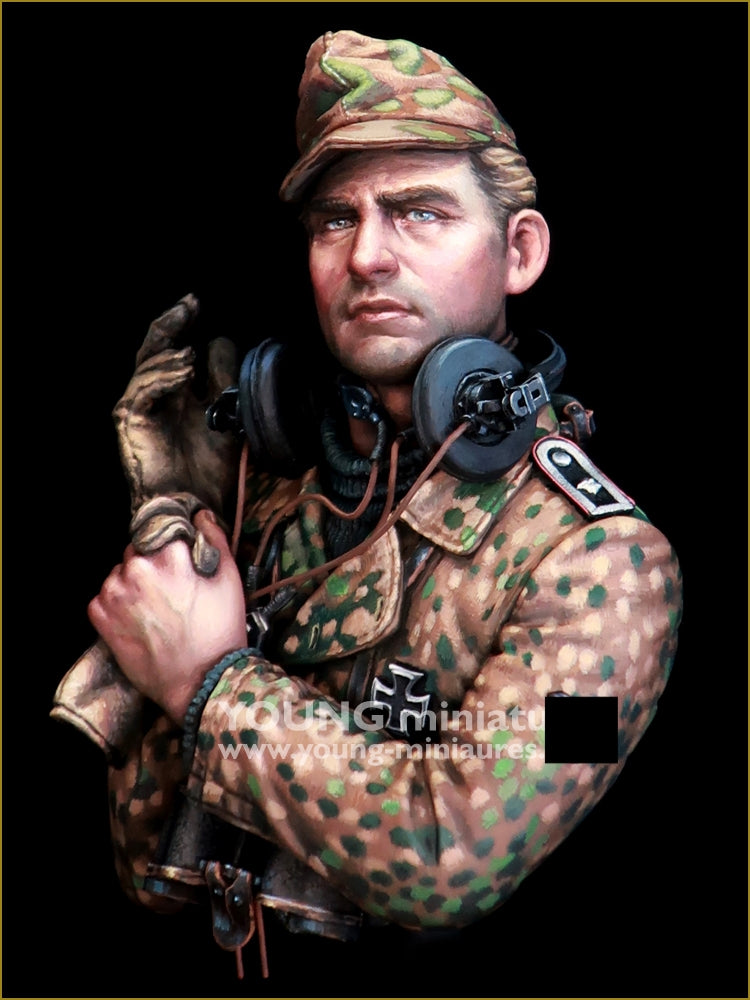 Young Miniatures YM18100 German Waffen SS Panzer Officer 1/10