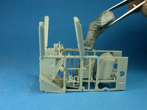 Copper State Models F32-038 Seated RFC Pilot in Sidcot suit 1/32 – obrázek 5