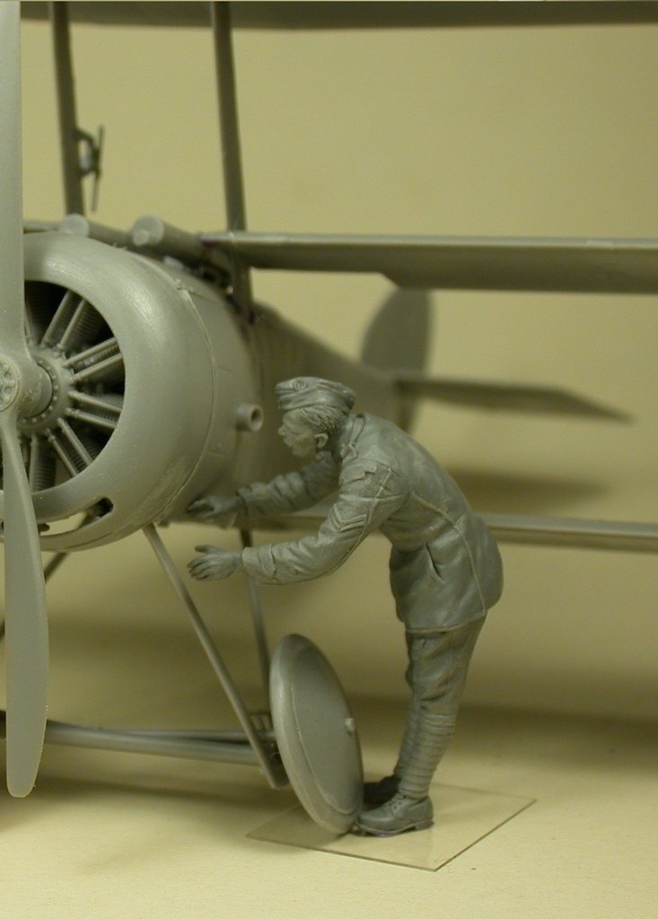 Copper State Models F32-026 RFC Air Mechanic checking airplane 1/32 – obrázek 4