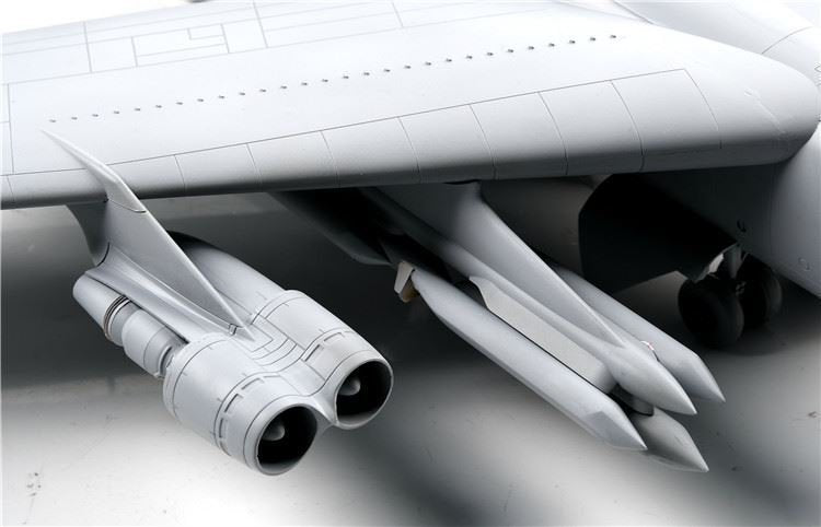 Modelcollect UA72200 B-52H US Stratofortress Strategic Bomber 1/72 – obrázek 10