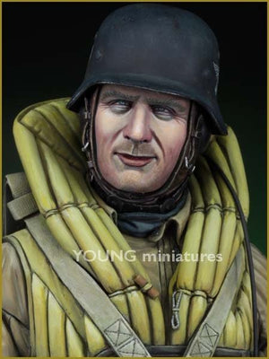 Young Miniatures YM1833 Luftwaffe Bomber Crewman, 1940 1/10 – image 8
