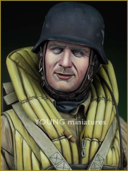 Young Miniatures YM1833 Luftwaffe Bomber Crewman, 1940 1/10 – image 8