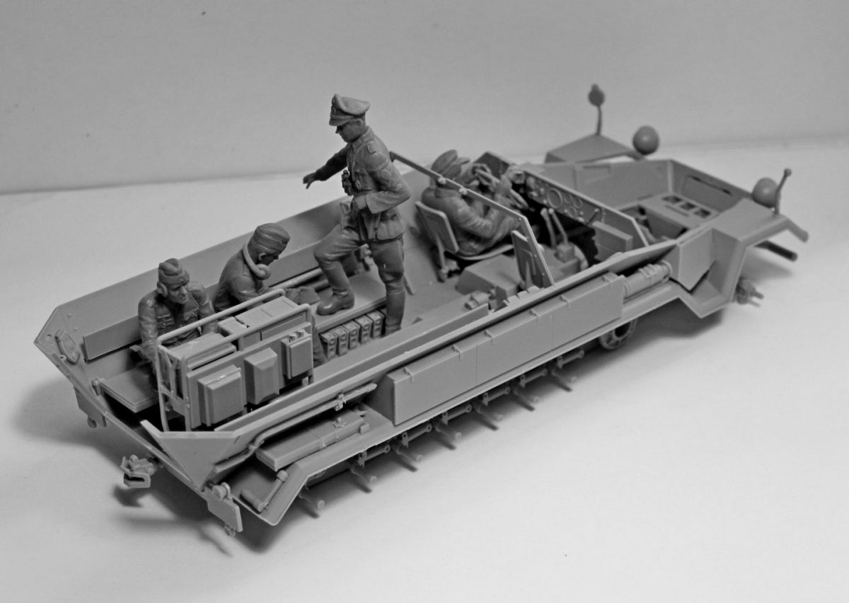 ICM 35105 Beobachtungspanzerwagen Sd.Kfz.251/18 Ausf.A WWII German Observation Vehicle with crew 1/35 – image 9