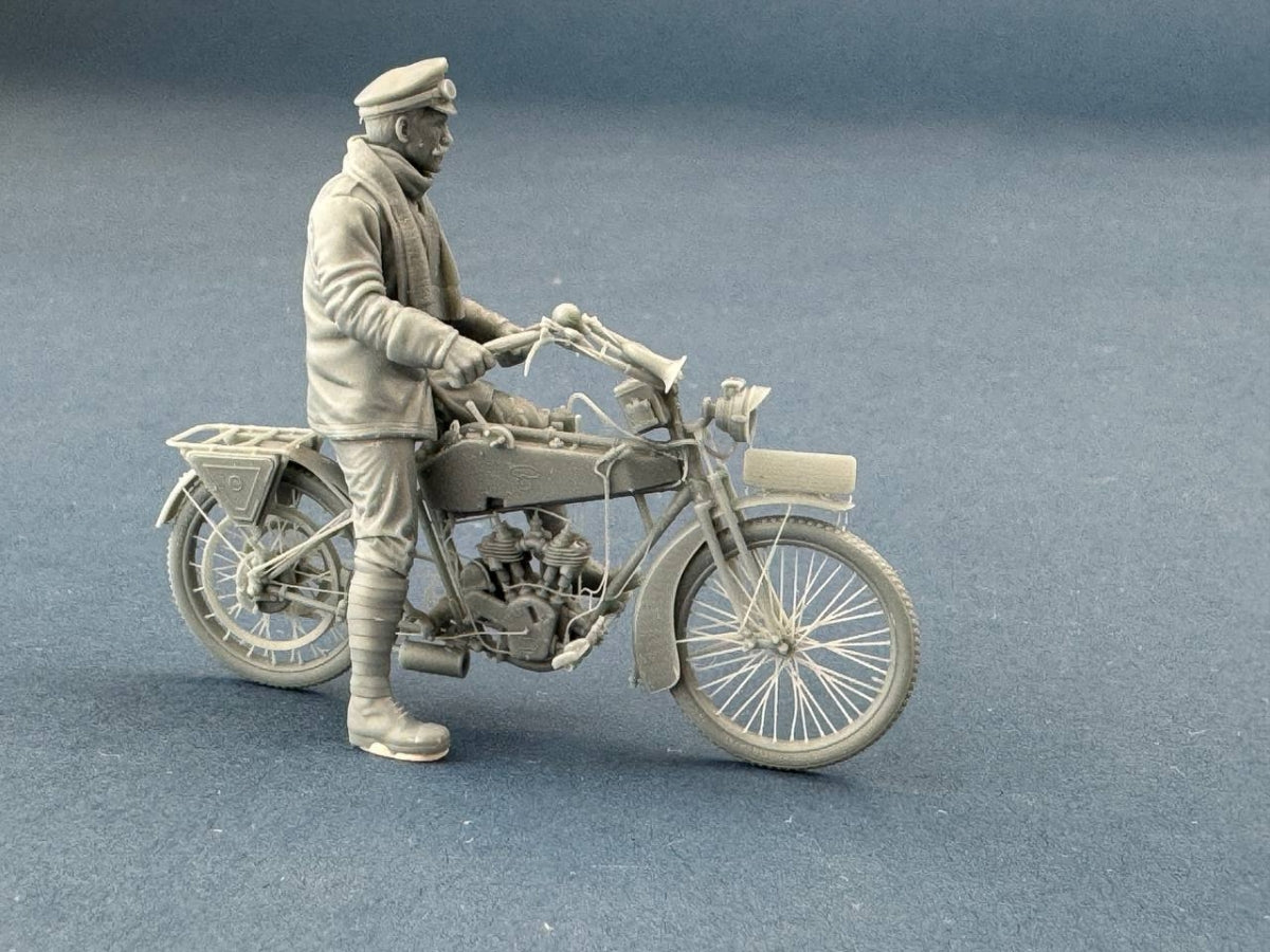 Copper State Models F32-060 German Dispatch Rider standing with a motorcycle (Motorcycle not included) 1/32 – image 3