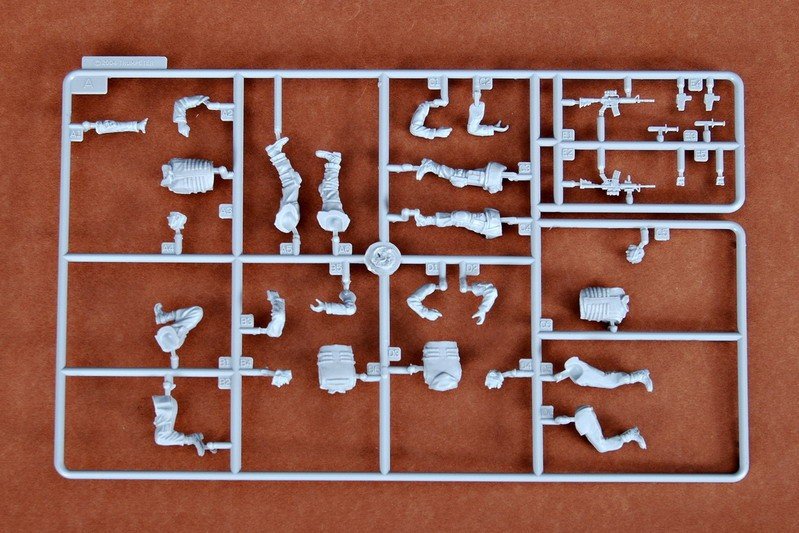 Trumpeter 00410 US101st Airborne Division Crew 1/35 – image 13