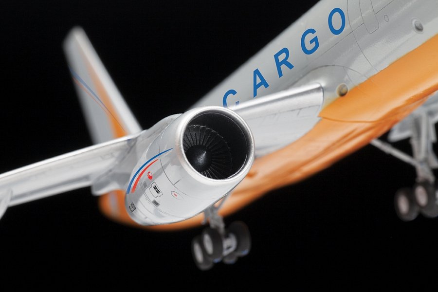 Zvezda 7031 Cargo airplane TU-204-100C 1/144 – image 8