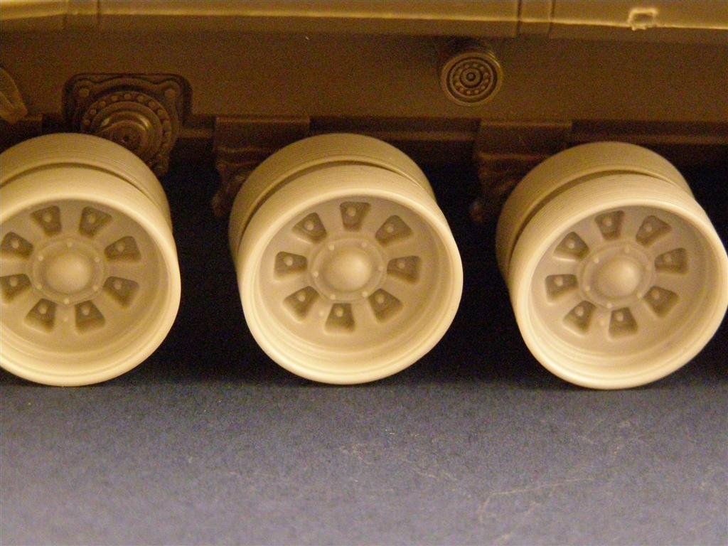 Panzer Art RE35-027 Burnt out wheels for T-72 tank 1/35 – image 4