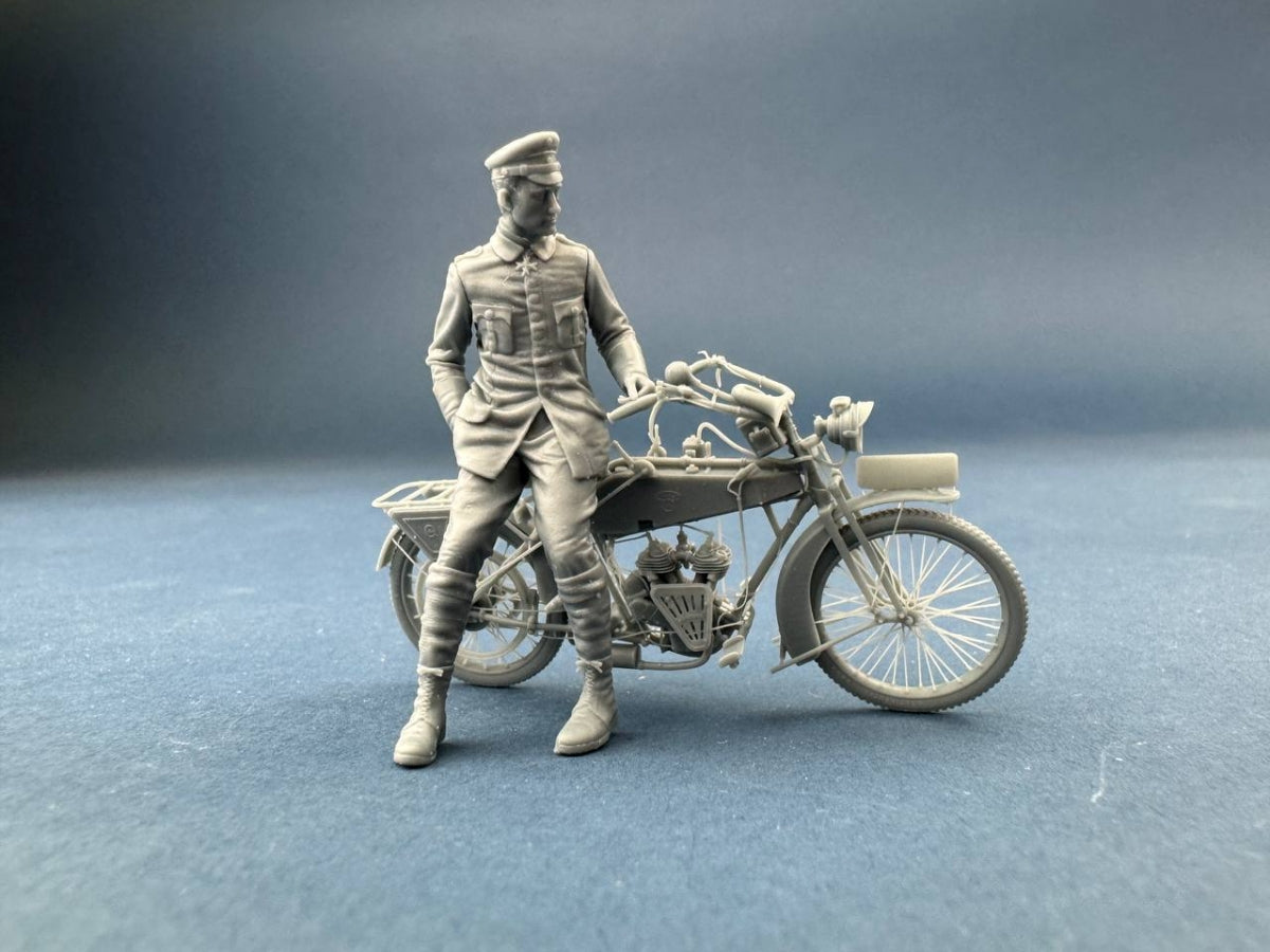 Copper State Models F32-058 Werner Voss posing with a motorcycle (Motorcycle not included) 1/32 – obrázek 2